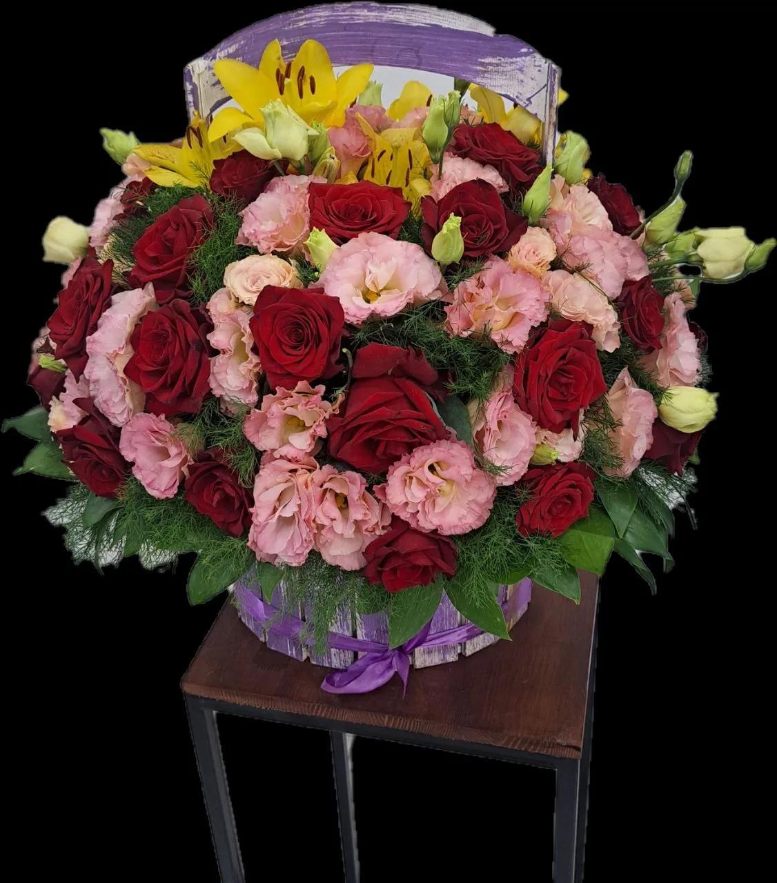 Roses and lisianthus in a basket | ծաղիկներ, ծաղկեպսակներ, բույսեր Երևան