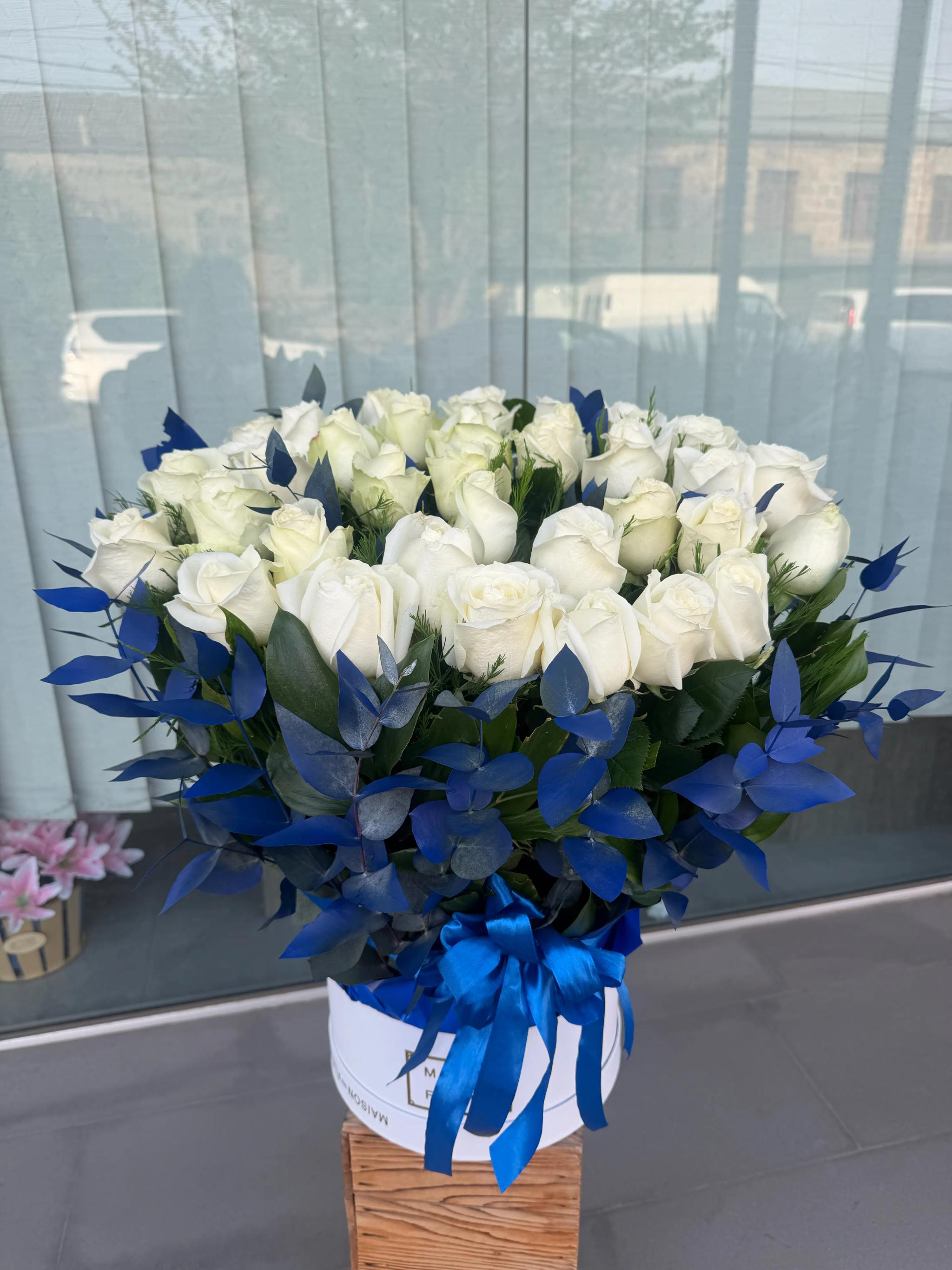 A box full of white roses | ծաղիկներ, ծաղկեպսակներ, բույսեր Երևան