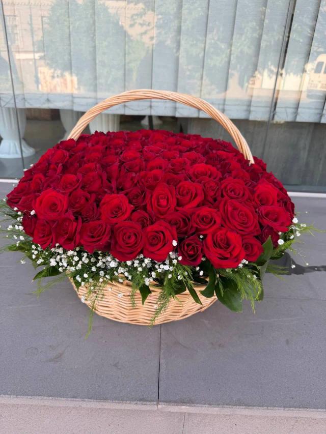 A basket full of red roses | ծաղիկներ, ծաղկեպսակներ, բույսեր - առաքում Երևան