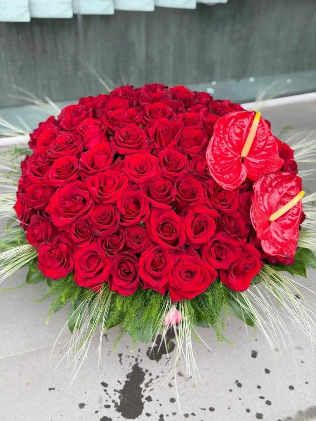 A basket full of gorgeous red flowers | ծաղիկներ, ծաղկեպսակներ, բույսեր - առաքում Երևան