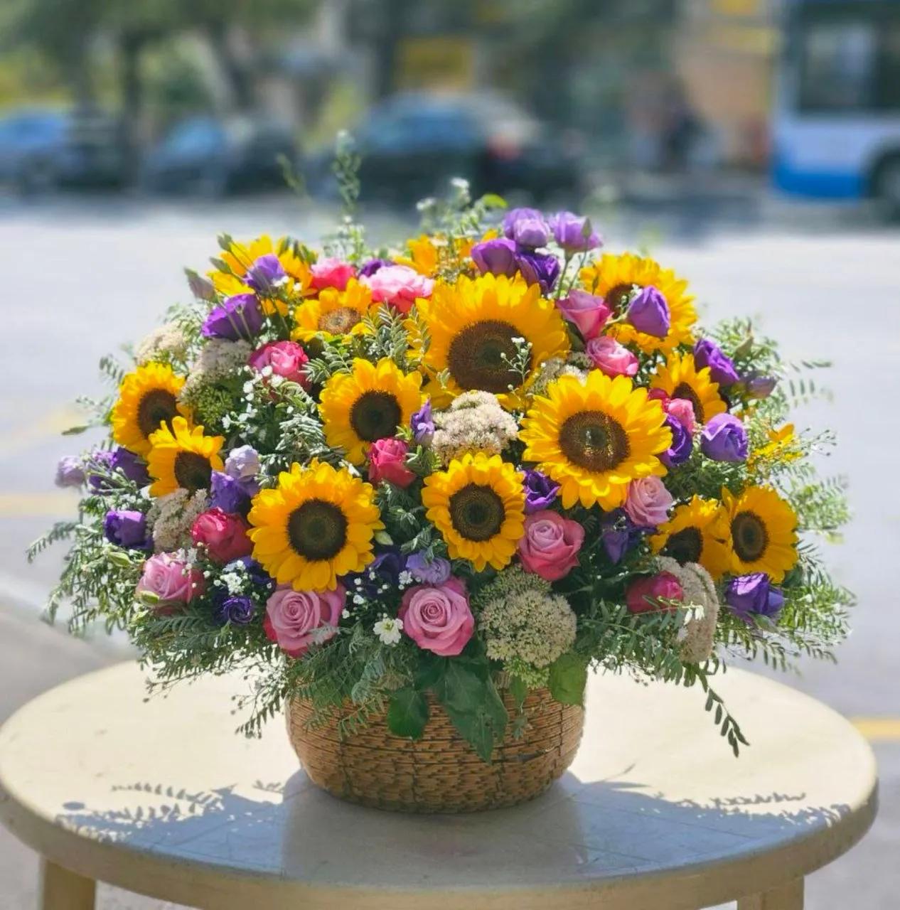 Flowers in a basket | ծաղիկներ, ծաղկեպսակներ, բույսեր - առաքում Երևան