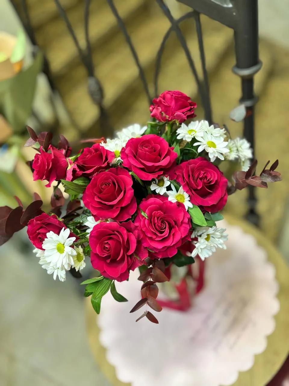 Red roses and chrysanthemums | ծաղիկներ, ծաղկեպսակներ, բույսեր Երևան Red roses and chrysanthemums | ծաղիկներ, ծաղկեպսակներ, բույսեր Երևան
