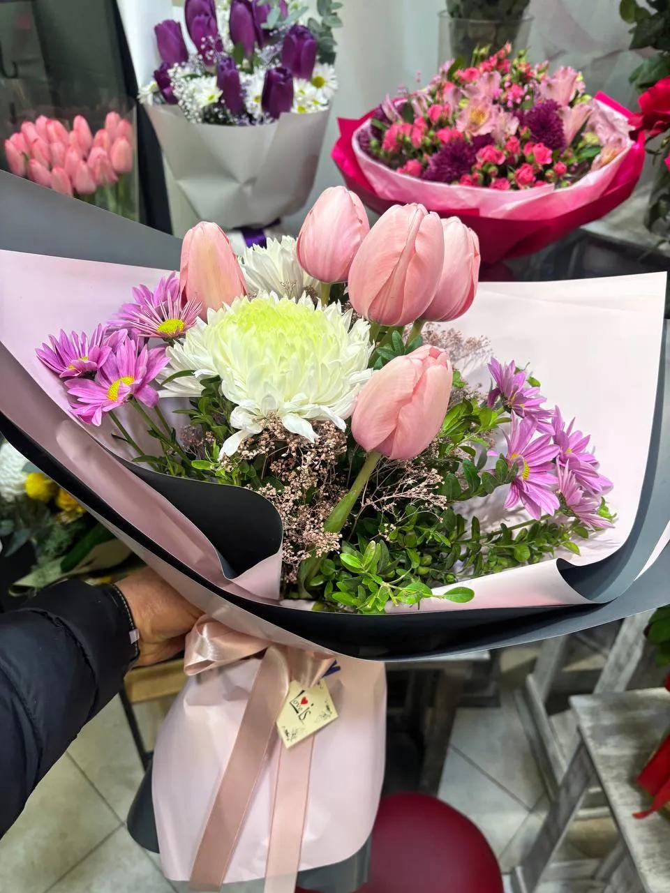 Bunch of chrysanthemums and tulips | ծաղիկներ, ծաղկեպսակներ, բույսեր Երևան Bunch of chrysanthemums and tulips | ծաղիկներ, ծաղկեպսակներ, բույսեր Երևան