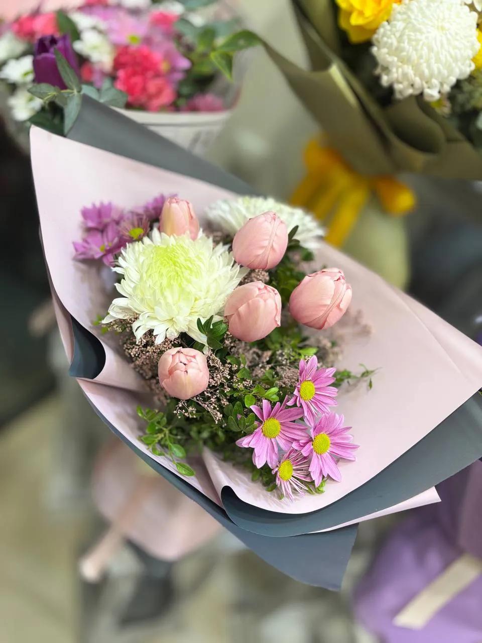 Bunch of chrysanthemums and tulips | ծաղիկներ, ծաղկեպսակներ, բույսեր Երևան Bunch of chrysanthemums and tulips | ծաղիկներ, ծաղկեպսակներ, բույսեր Երևան