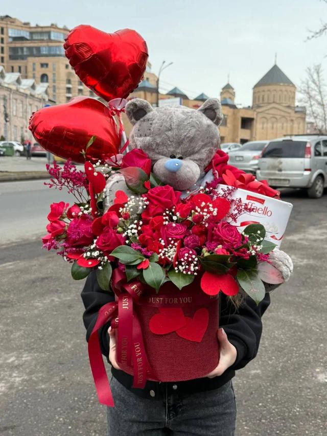 Роскошная цветочная коробка, полная сладости. | ծաղիկներ, ծաղկեպսակներ, բույսեր - առաքում Երևան Роскошная цветочная коробка, полная сладости. | ծաղիկներ, ծաղկեպսակներ, բույսեր - առաքում Երևան