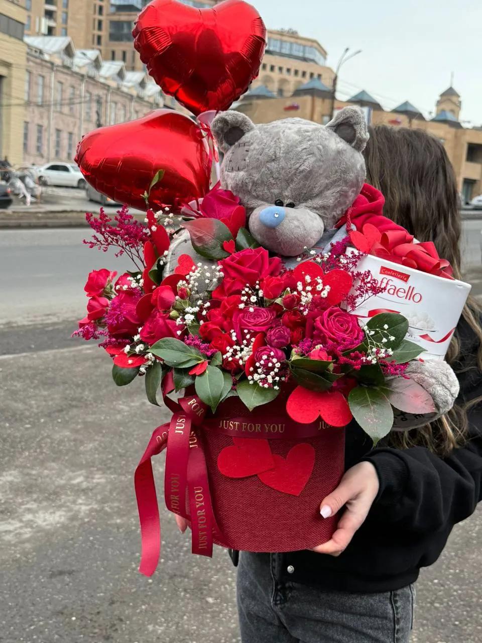 Роскошная цветочная коробка, полная сладости. | ծաղիկներ, ծաղկեպսակներ, բույսեր Երևան Роскошная цветочная коробка, полная сладости. | ծաղիկներ, ծաղկեպսակներ, բույսեր Երևան